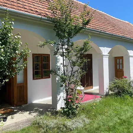 Charmantes Arkadenhaus Mit Großem Garten Csapod