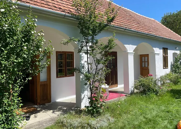 Charmantes Arkadenhaus Mit Grossem Garten Csapod
